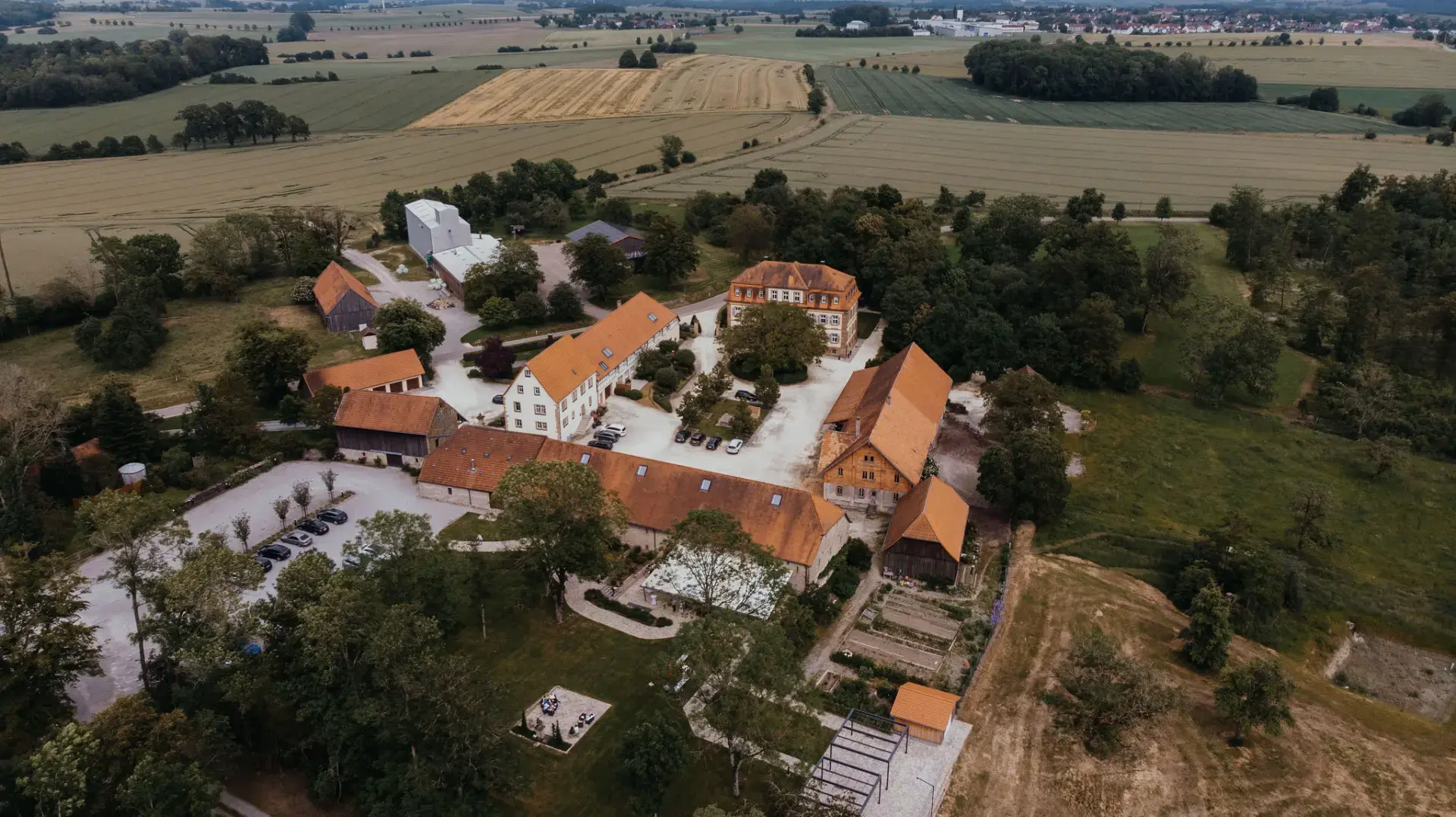 Drohenaufnahme Hochzeitslocation Gut Ludwigsruhe mit Blick auf das gesamte Areal