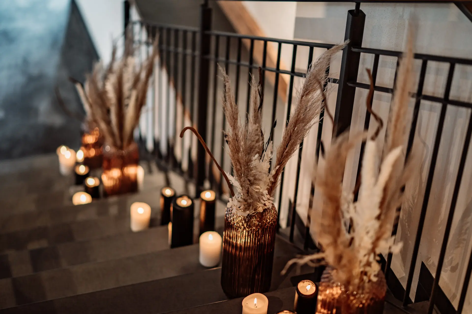 Festlich dekorierter Treppenaufgang in der Eventscheune im Boho Stil.