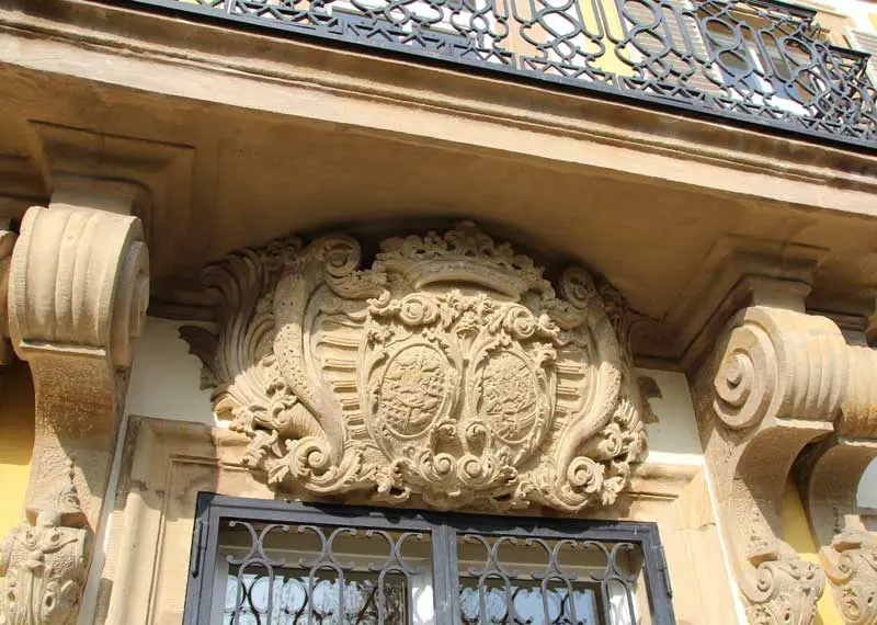 Historie: Wappen von Gut Ludwigsruhe im alten Gemäuer